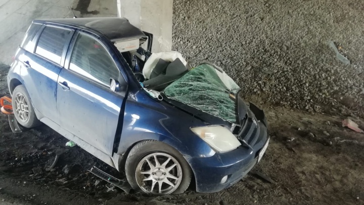 В Екатеринбурге автомобилистка врезалась в опору моста. Она погибла, ее двухлетнюю дочку увезли на скорой