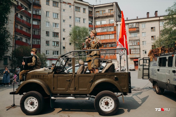 Музыкальные группы прямо на машинах заезжали во дворы, чтобы спеть под окнами тюменцев. Певцы привозили с собой колонки, чтобы звук разлетался на всю округу Музыкальные группы прямо на машинах заезжали во дворы, чтобы спеть под окнами тюменцев. Певцы привозили с собой колонки, чтобы звук разлетался на всю округу