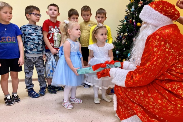 Маленькие котельниковцы были очень рады настоящему Дед Морозу Маленькие котельниковцы были очень рады настоящему Дед Морозу