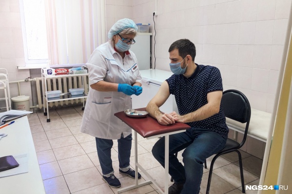 О том, как вакцину перенесли корреспонденты NGS24.RU, читайте в нашем <a href="https://ngs24.ru/text/health/2021/01/29/69734496/" target="_blank" class="_">материале</a> О том, как вакцину перенесли корреспонденты NGS24.RU, читайте в нашем <a href="https://ngs24.ru/text/health/2021/01/29/69734496/" target="_blank" class="_">материале</a>