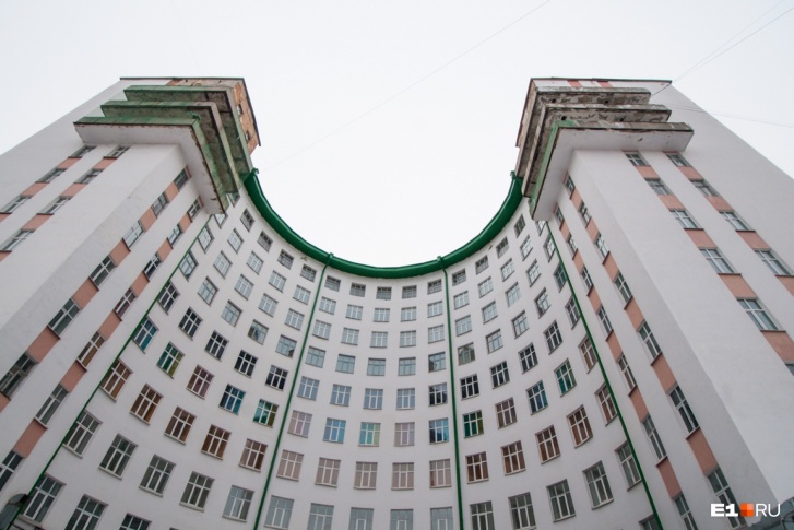 Компания, которая сносит здание ПРОМЭКТа, поборется за право восстановить гостиницу «Исеть»