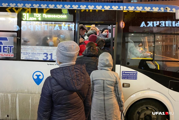 В вечернее и утреннее время в автобусах происходит давка В вечернее и утреннее время в автобусах происходит давка