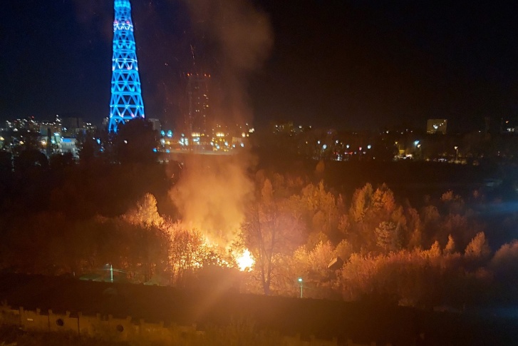Из окна было непонятно, что именно горит Из окна было непонятно, что именно горит