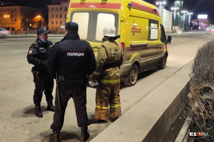 Парня укутали в термоодеяло и госпитализировали Парня укутали в термоодеяло и госпитализировали