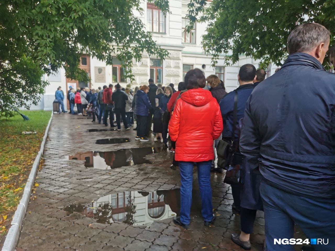 Очереди из бюджетников выстроились на избирательные участки в Красноярске