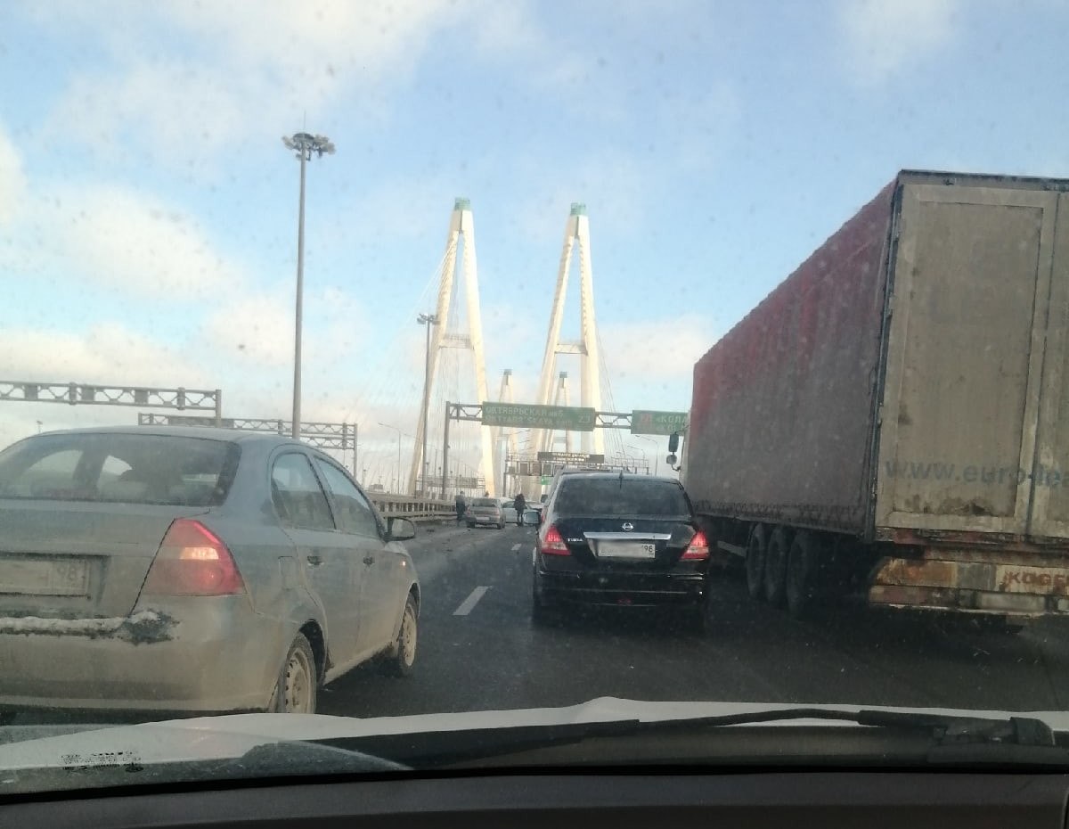 Почему пробка стоит. ДТП КАД СПБ вантовый мост. Вантовый мост Санкт-Петербург пробка. Авария на КАД перед вантовым мостом. Авария на Вантовом мосту СПБ.