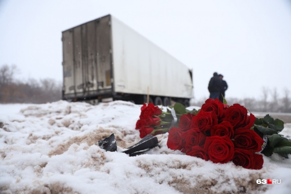 Снег около дороги, где случилось ДТП, весь в крови Снег около дороги, где случилось ДТП, весь в крови
