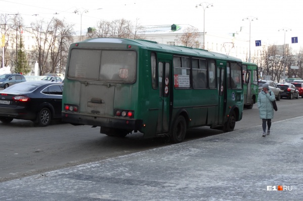Горожане устали от давки в автобусах, которые ездят из Академического в центр Горожане устали от давки в автобусах, которые ездят из Академического в центр