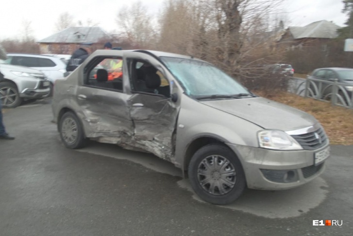 Пострадали два пассажира Renault Пострадали два пассажира Renault