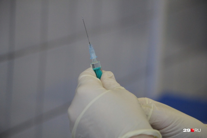 Первую дозу вакцины необходимо получить до 8 ноября