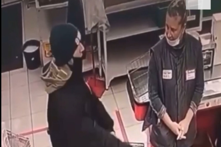 В омском магазине покупатель накинулся на продавца с ножом