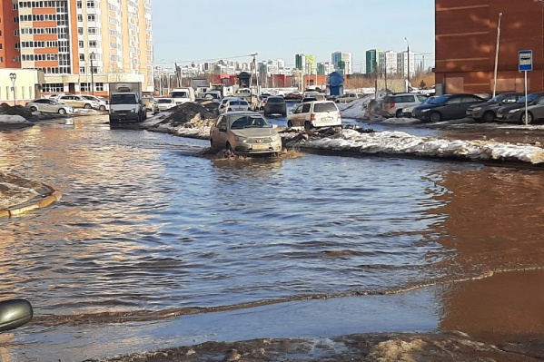 Так машины бороздят просторы этой лужи Так машины бороздят просторы этой лужи