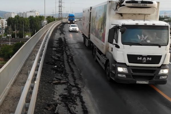 Куски асфальта по бокам путепровода, который не выдержал жары и нагрузки Куски асфальта по бокам путепровода, который не выдержал жары и нагрузки