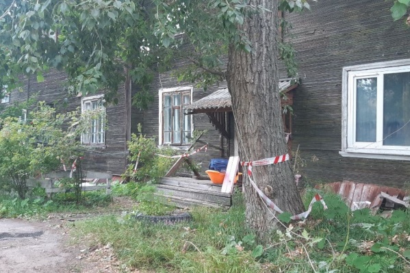 Экстренные службы к дому вызвали после 12 часов. До их прибытия 9 жителей дома покинули его самостоятельно Экстренные службы к дому вызвали после 12 часов. До их прибытия 9 жителей дома покинули его самостоятельно