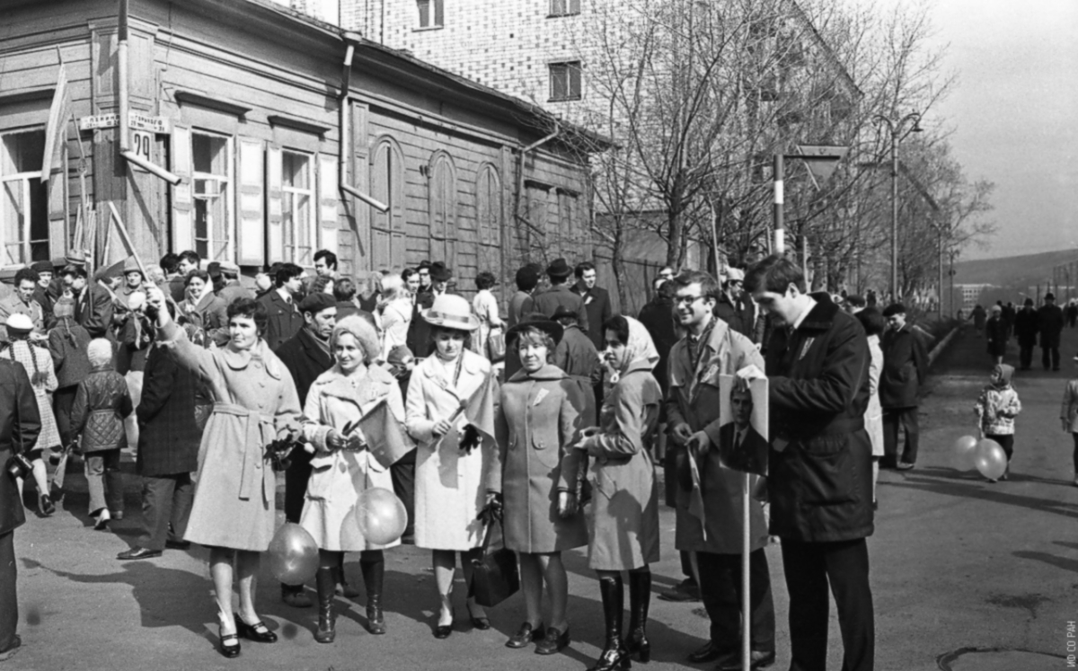 Будущий ректор СФУ Евгений Ваганов с коллегами в 1974 году<br>
