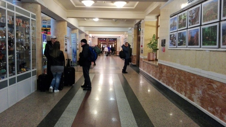 Что происходит на вокзалах Красноярска
на следующий день после теракта в питерском метро