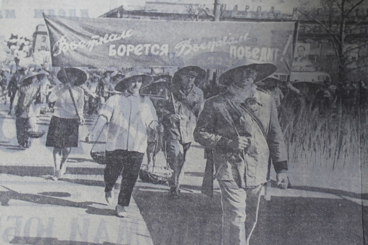 В середине 1960-х в колоннах появились антивоенные лозунги<br> В середине 1960-х в колоннах появились антивоенные лозунги<br>