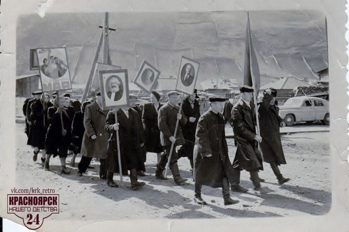 1 мая 1952 года. По ул. Свердловской на демонстрацию идут рабочие завода ДОК<br>