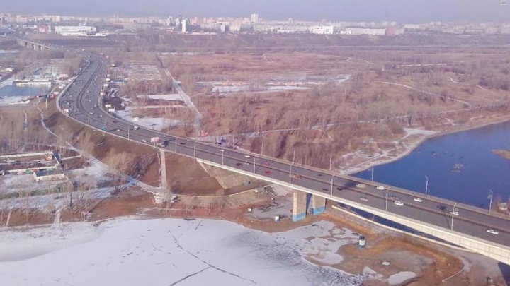 Спасатели искали
спрыгнувшую с Октябрьского моста девушку
