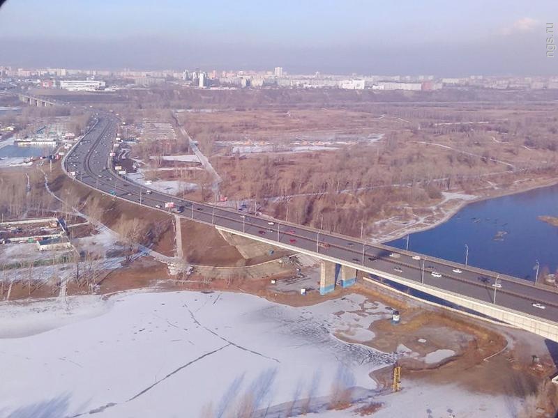 В Красноярске ищут девушку, упавшую с Октябрьского моста в Енисей