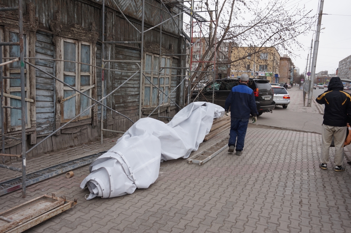 Подготовка к КЭФ идёт полным ходом»: ветхий дом на Маркса завешивают  красивым баннером | 19.04.2017 | Красноярск - БезФормата