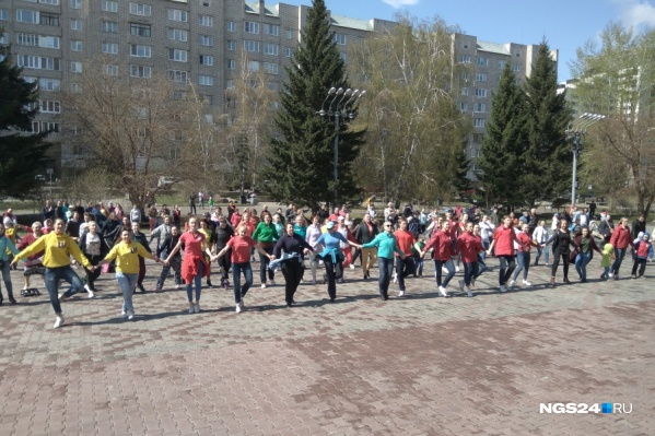 В Красноярске прошел флешмоб в честь Дня танца В Красноярске прошел флешмоб в честь Дня танца