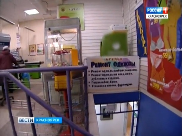 В Красноярске 2-летний парень упал в магазине со второго этажа