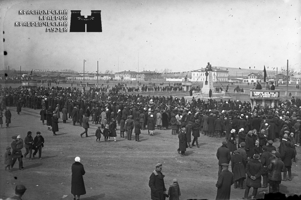 Сбор демонстрантов у памятника Ленину 1 мая 1930 года<br>
