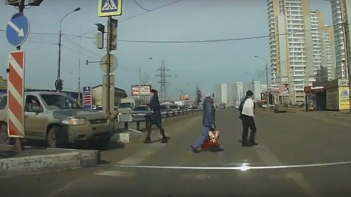 «Потому что торопился»: оштрафован разворачивавшийся на
пешеходном переходе по Шахтеров водитель