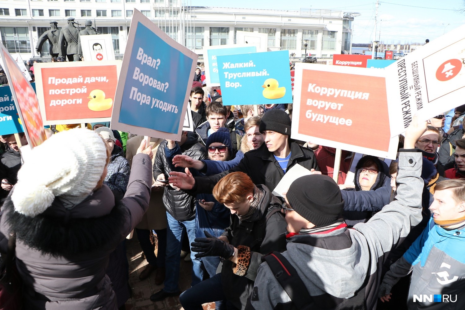 «Садись, Дима, 2». На антикоррупционный митинг в Нижнем
Новгороде вышли и школьники, и пенсионеры