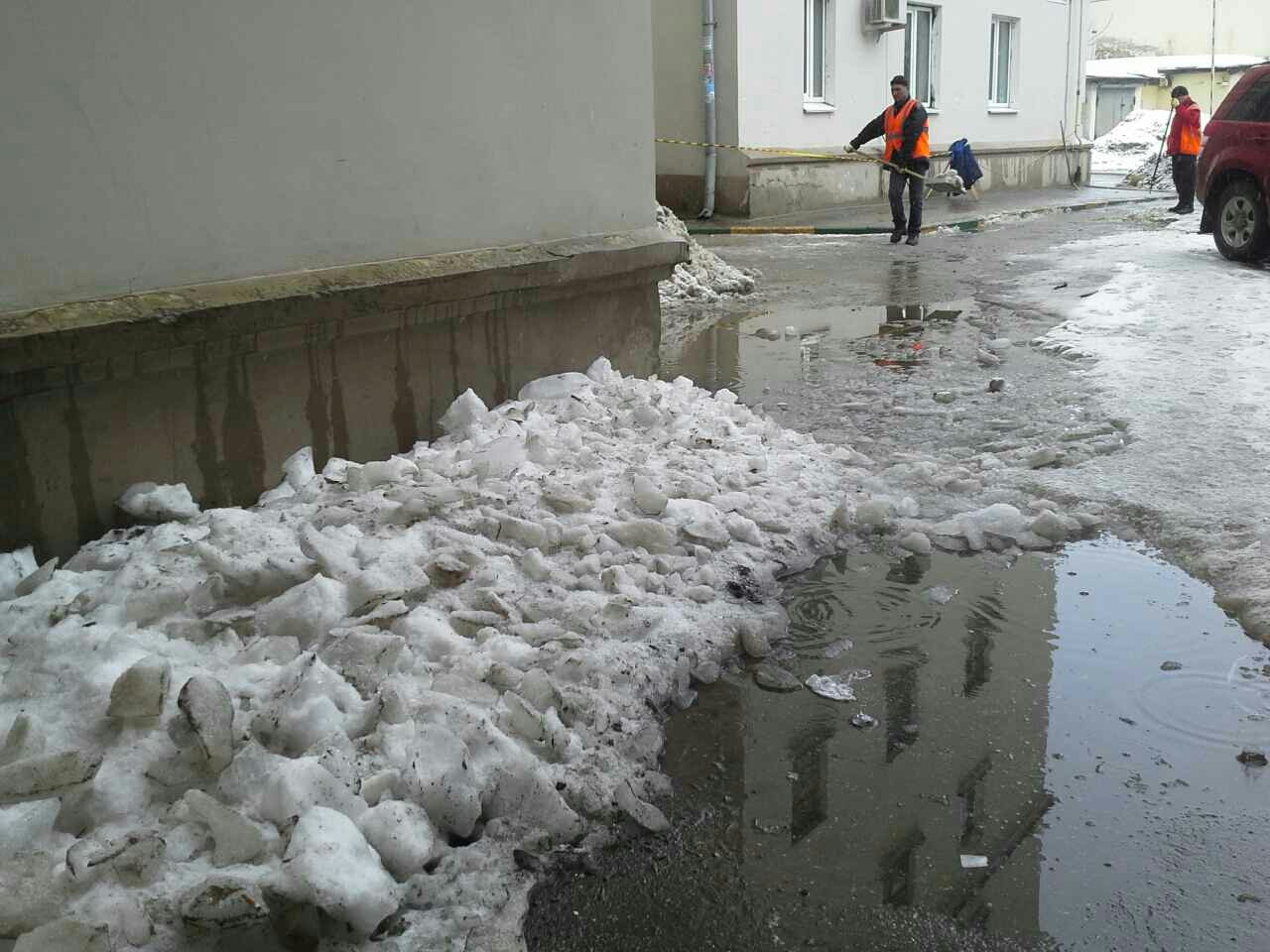 Пожаловаться на снег во дворе. Город Погребенный под снегом. Почистили. Занесëнный двор и очищенный.