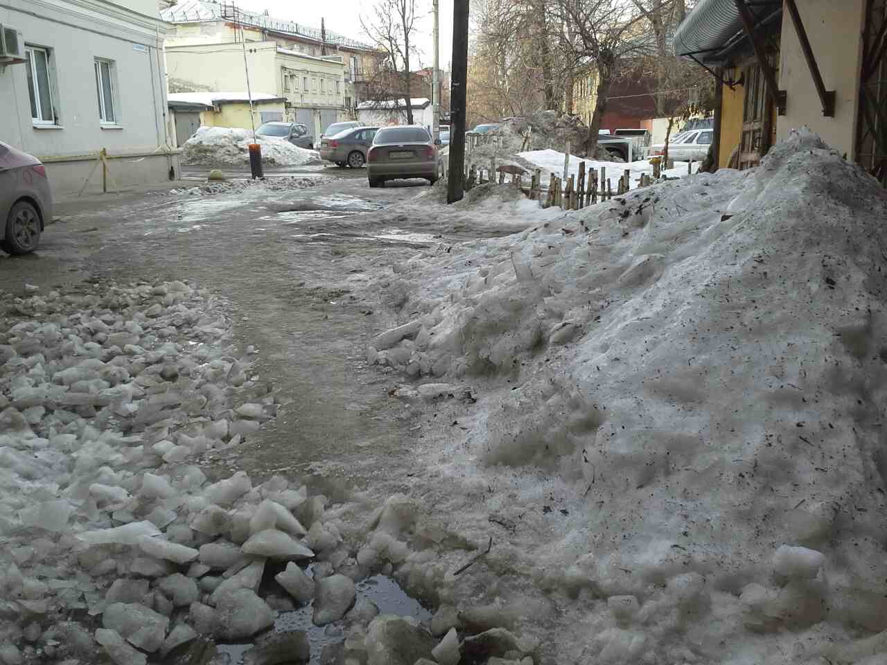 «За зиму ни разу не убирались!» Двор в центре Нижнего
Новгорода погребен под снегом