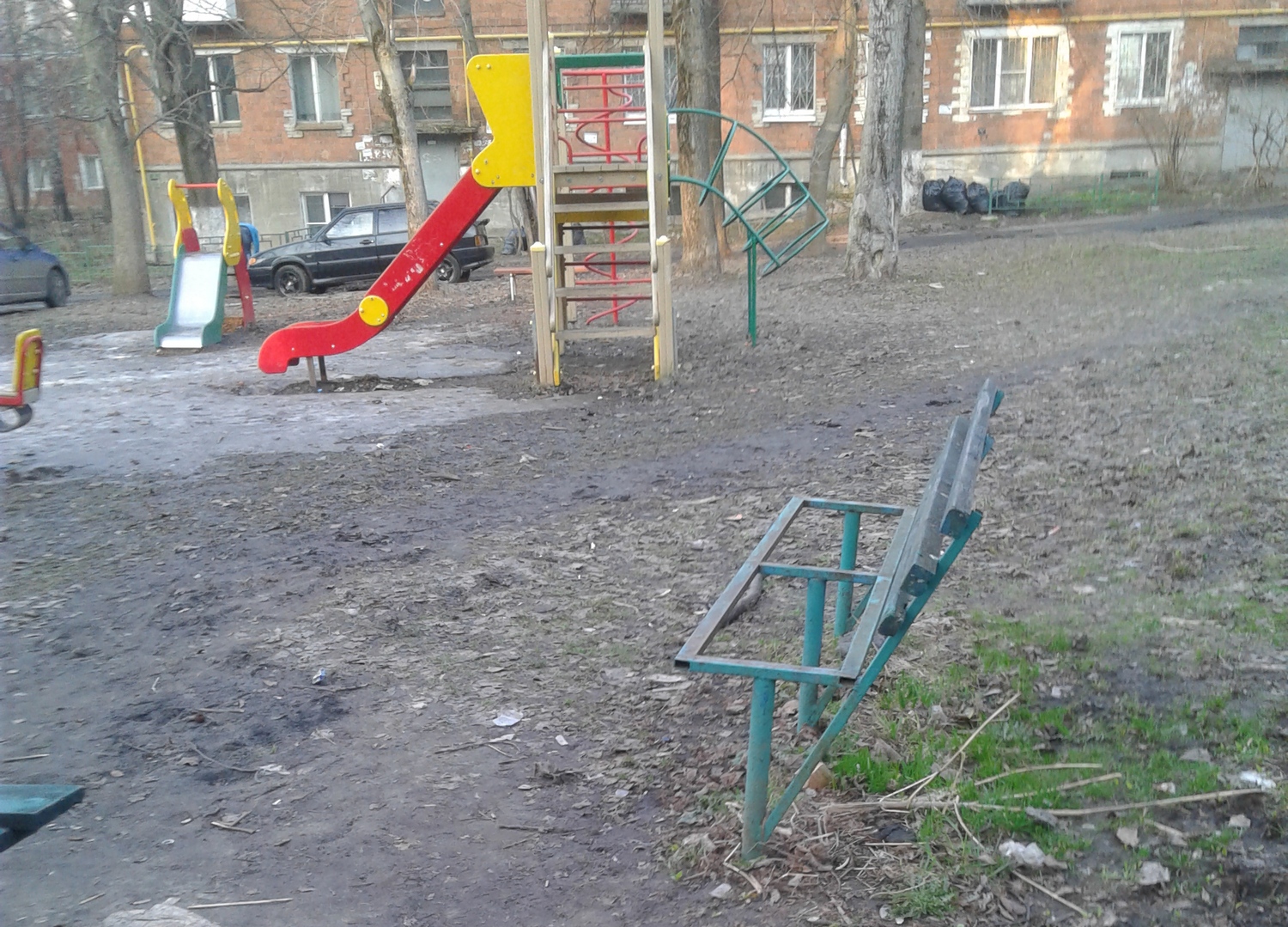 Помойка на детской
площадке. Нога коммунальщика не ступала во двор в Советском районе