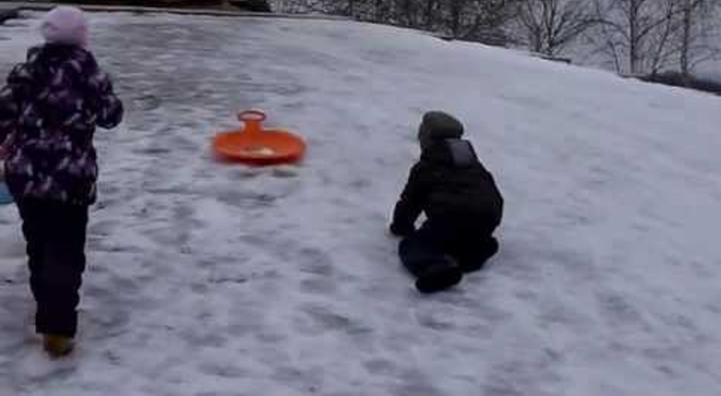 «Мужчина летел на
ватрушке. Дети ехали на пластиковых ледянках». Четырехлетний мальчик впал в кому
после катания на горке в центре Нижнего Новгорода   