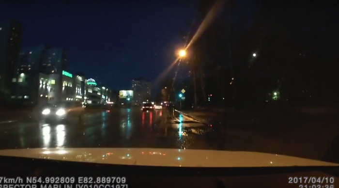 В этом месте водитель попал в опасную лужу. Кадр с видеорегистратора В этом месте водитель попал в опасную лужу. Кадр с видеорегистратора