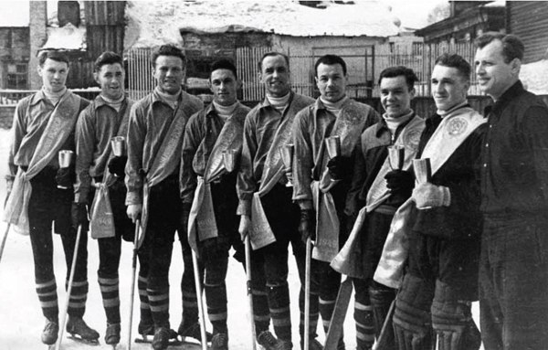 Неудивительно, что в 1948 году Новосибирск прославился спортивным прорывом: только что созданная команда «Динамо» стала чемпионом РСФСР по хоккею с шайбой.<br />