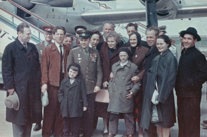 Юрий Гагарин был в Новосибирске дважды: по пути в Японию в 1962 году и потом заезжал по дороге обратно. Первый его визит произошел глубокой ночью, никто не писал об этом в газетах. Как вы думаете, кто встретил героя в аэропорту?<br />