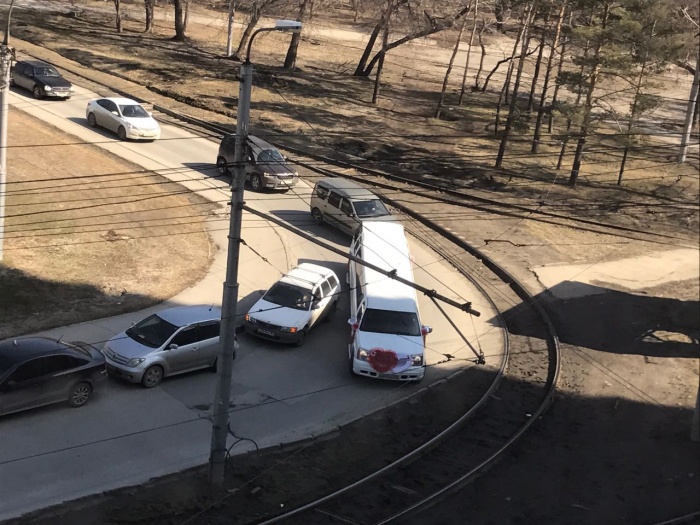 Лимузину помешали проехать машины, припаркованные по правой стороне ул. Депутатской Лимузину помешали проехать машины, припаркованные по правой стороне ул. Депутатской