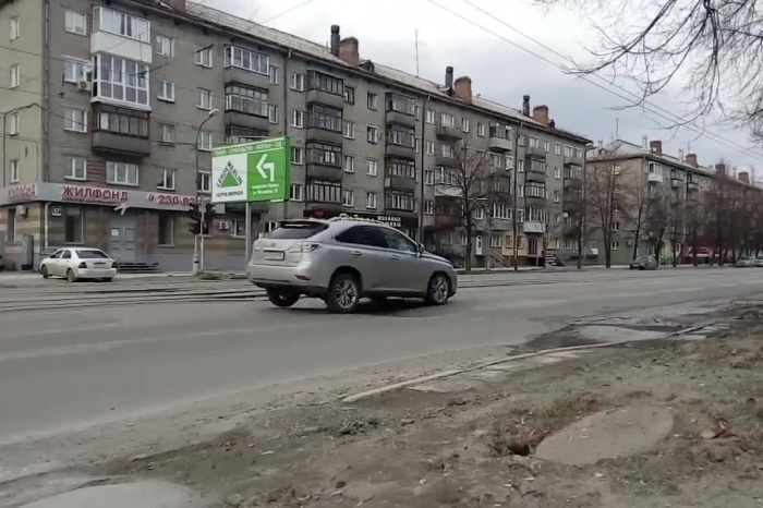 Машины на Богдана Хмельницкого подпрыгивают из-за большой волны на асфальте (видео)