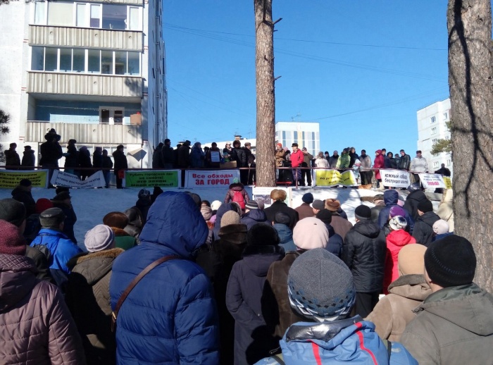 Жители Нижней Ельцовки массово вышли на митинг против транспортных потоков с Восточного обхода