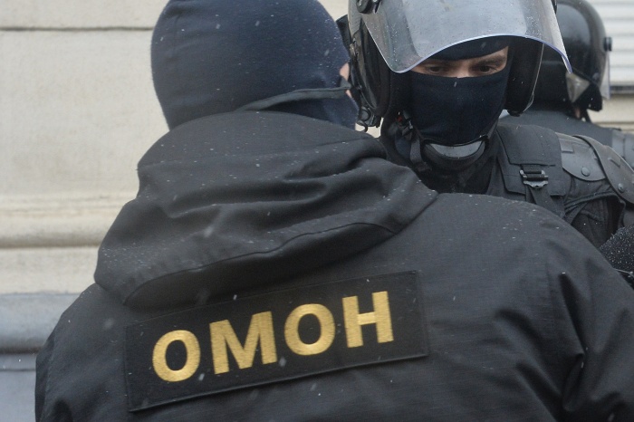 Наряды ОМОНа приехали на рынок в десятом часу утра Наряды ОМОНа приехали на рынок в десятом часу утра