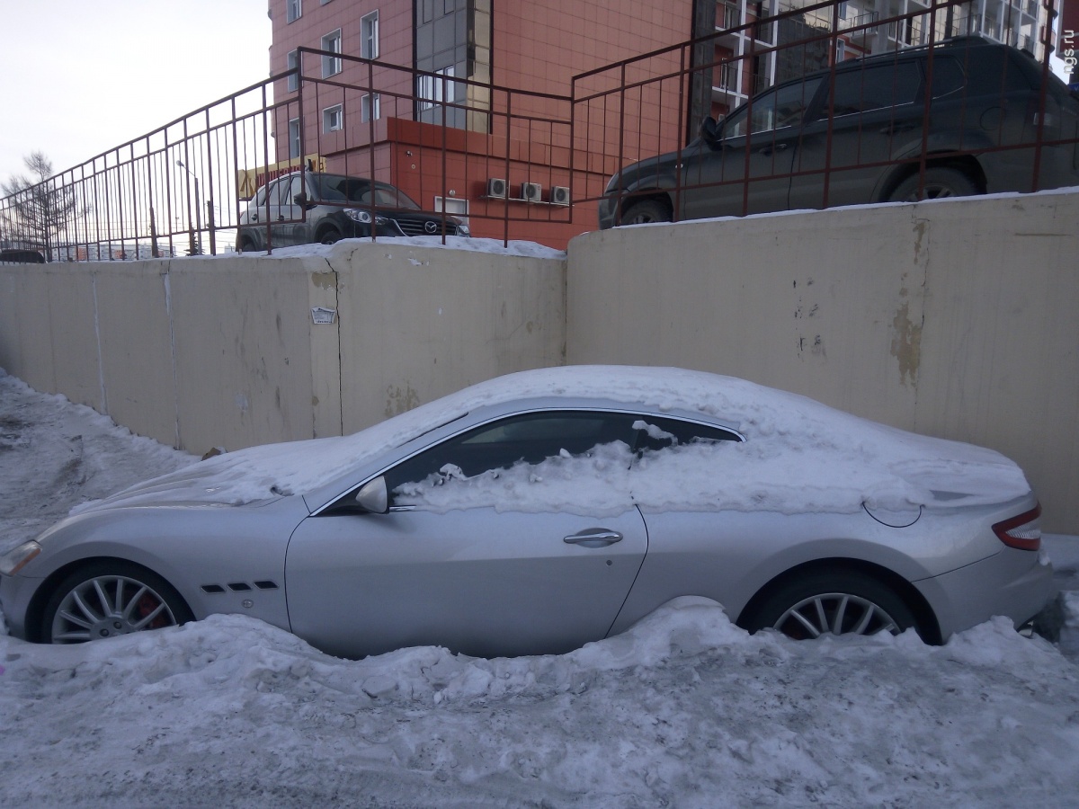 Maserati GranTurismo, оттаявший в одном из дворов в Красноярске<br> Maserati GranTurismo, оттаявший в одном из дворов в Красноярске<br>