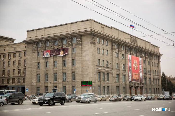 Плакат с Жуковым на здание мэрии начали вешать около 10:00 Плакат с Жуковым на здание мэрии начали вешать около 10:00