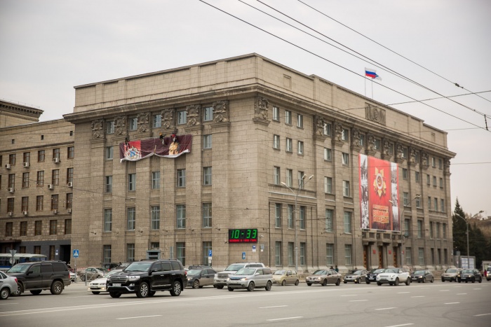 Плакат с Жуковым на здание мэрии начали вешать около 10:00 Плакат с Жуковым на здание мэрии начали вешать около 10:00