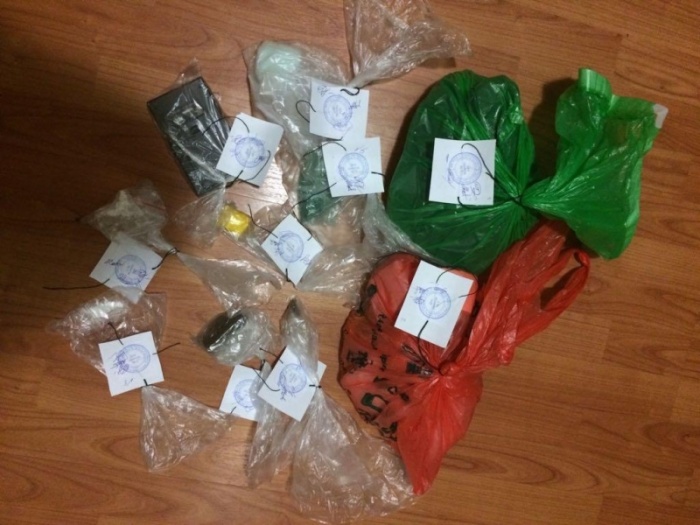 Молодой человек хранил наркотики в пакете из-под продуктов на кухне под раковиной Молодой человек хранил наркотики в пакете из-под продуктов на кухне под раковиной