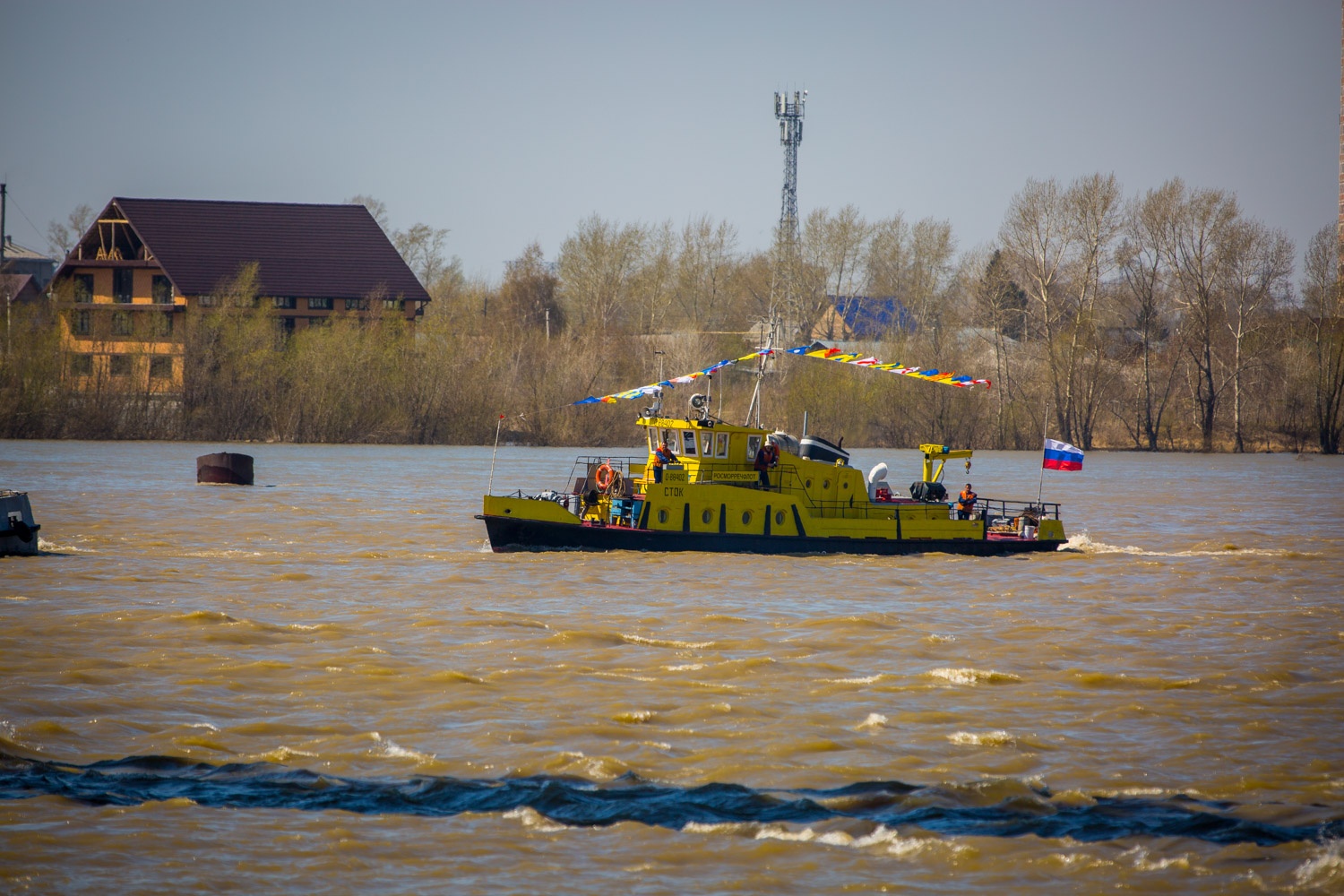  Участвовавшие в параде суда были украшены флагами Участвовавшие в параде суда были украшены флагами