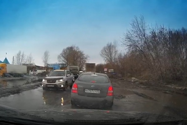 Машина провалилась в яму Машина провалилась в яму