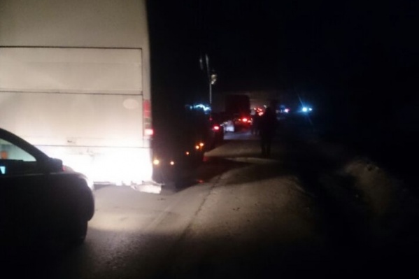 Пробка на Чуйском тракте из-за аварии Пробка на Чуйском тракте из-за аварии