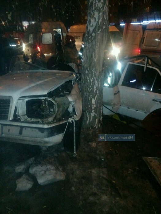 Автомобиль въехал в дерево боком Автомобиль въехал в дерево боком