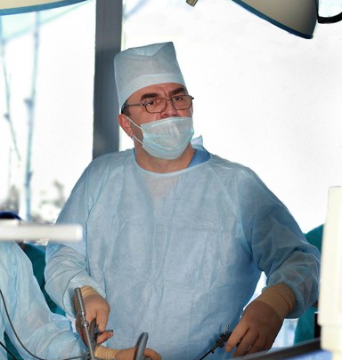 В клиническом
госпитале «АВИЦЕННА» оперирует известный на всю страну хирург